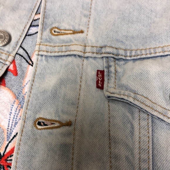 Levi’s Women’s Light wash Embroidered Trucker Jacket Size M - Picture 7 of 13